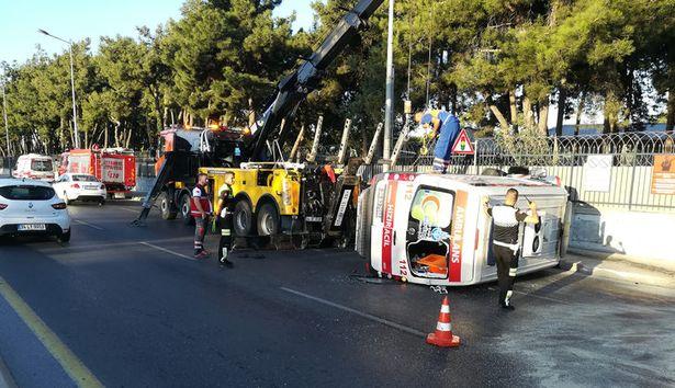 İstanbul'da ihbara giden ambulans devrildi: 3 sağlık görevlisi yaralandı