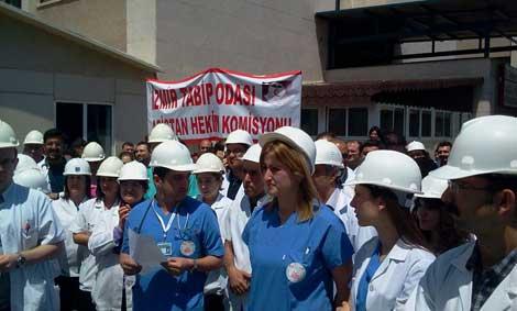 İzmirli asistanlar hekime şiddeti baretleri ile protesto etti