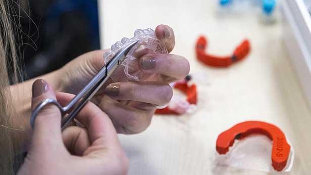 Türk girişimciler, diş tellerine alternatif şeffaf plaklar üretti