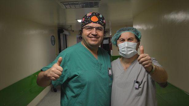 Beyin cerrahı kardeşler aynı hastanede: Beraber ameliyata giriyorlar