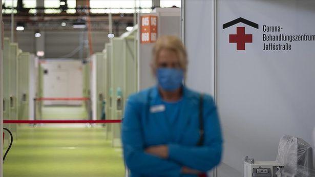 Almanya’da doktorlar, aşı zorunluluğunu muayenehanelerde uygulamak istemiyor