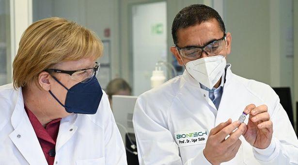 Almanya Başbakanı Merkel, BioNTech'in üretim tesisini ziyaret etti