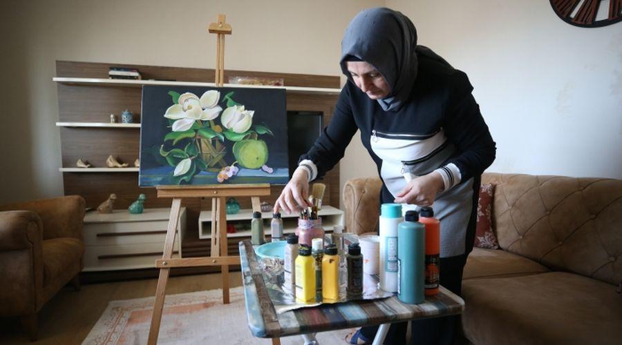 Salgının stresini yenmek için resme başlayan İlknur hemşire şimdi ilk sergisini açmaya hazırlanıyor