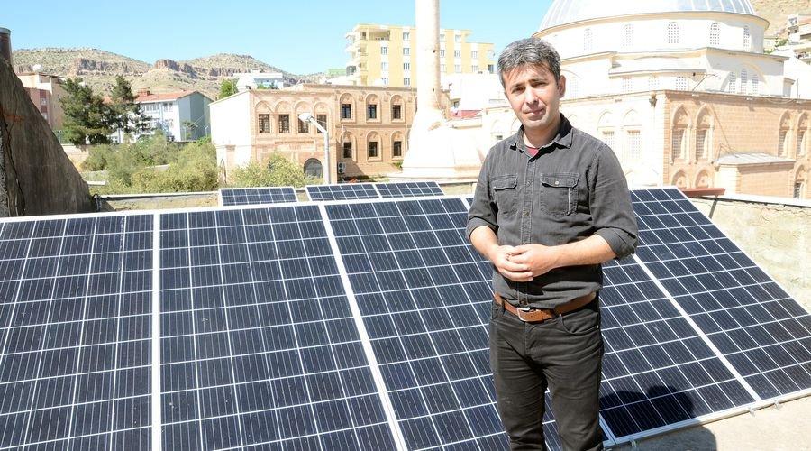 Aile hekimi elektrik kesintisinde ilaçlar bozulmasın diye güneş paneli kurdu