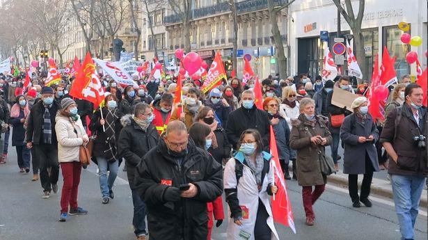 Fransa'da sağlık çalışanları sokaklara döküldü! 'Haklarımızın verilmemesi bizi çok yordu'