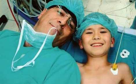Ameliyathane fotoğrafı fenomen olan doktor: Bunu bütün hekimler yapar