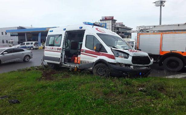 Ambulans ile otomobil çarpıştı: 1 ölü, 1 yaralı