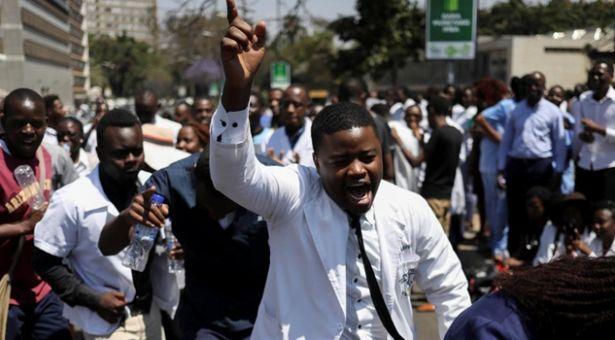 Zimbabve'de greve giden doktorlar işten çıkarıldı