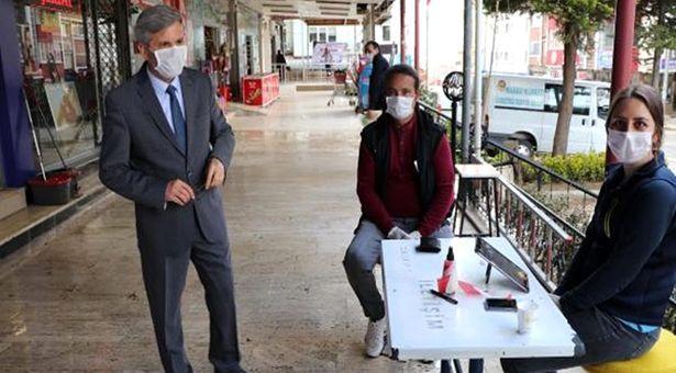 Doktor belediye başkanı, sokaklarda koronavirüs uyarısı yapıyor