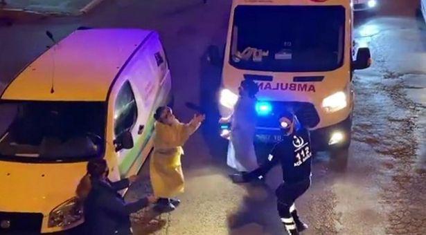Belediye aracı müzik yayını yaptı, ambulanstan inen sağlık çalışanları dans etti
