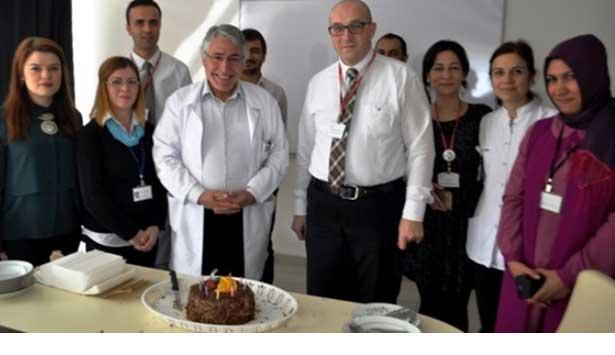 60 yaşındaki doktora 15'inci doğum günü sürprizi
