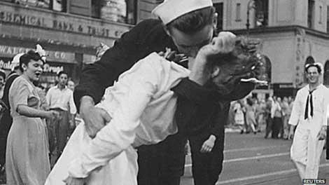 Denizci ve hemşirenin öpüştüğü tarihi fotoğraf hakkında şok iddia!