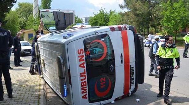 Traktörle çarpışan ambulans devrildi: 3'ü sağlık çalışanı 5 yaralı