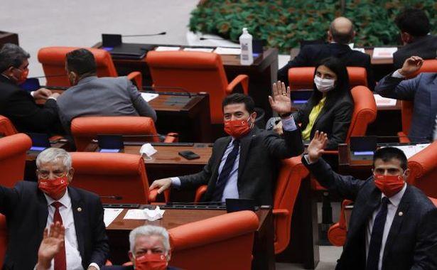 Hastanelerden sonra Meclis'te de renkli maske modası başladı