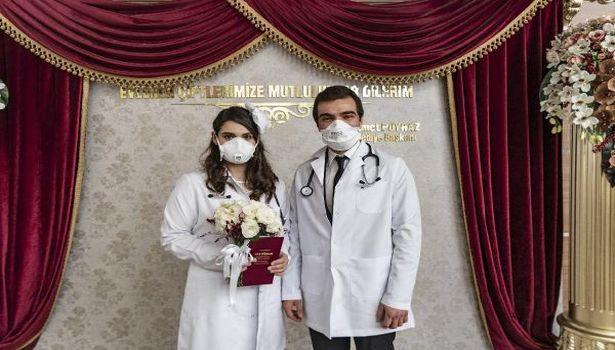 Koronavirüs mesaisi yapan doktor çift nikah molası verdi
