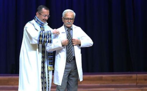 Tıp Fakültesi beyaz önlük giyme töreninde '75 yaşındaki tıp öğrencisi' ilgi odağıydı