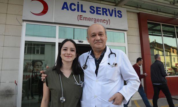 Baba kız aynı hastanede görev yapıyor:  Her doktora böylesi nasip olmaz
