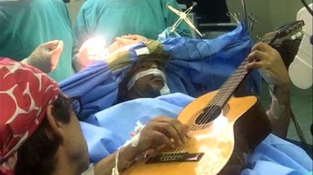 Açık beyin ameliyatında gitar solosu: 'Beynin zarar görme riskini azaltıyor'
