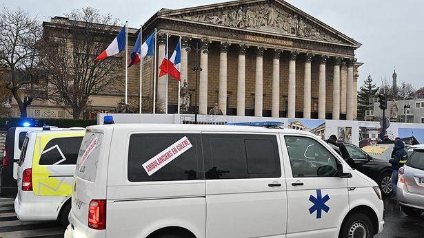 Paris'te ambulans çalışanları Ulusal Meclisin önünde ambulans yaktı: 'Devlet beni öldürdü' 