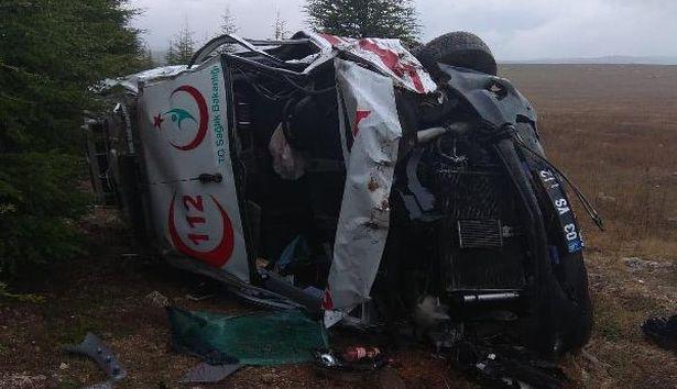Eskişehir'de ambulans devrildi: 3 sağlık çalışanı yaralı 