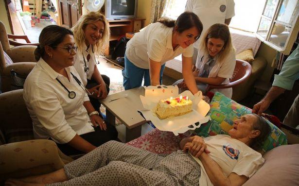 Evde sağlık ekipleri asırlık nineye sürpriz doğum günü düzenledi
