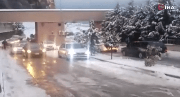 Zonguldak'ta yoğun kar hastane yolunu etkisi altına aldı: Yaya olarak ulaşım sağlandı