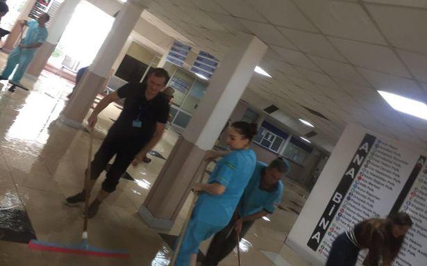 Sağanak yağış sonucu hastaneyi su bastı... Hastalar sedye ile çıkarıldı 