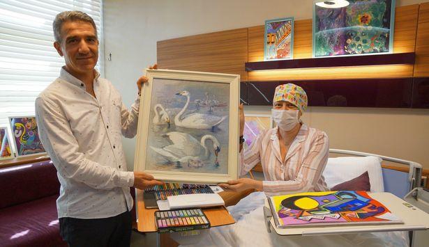 Kanser hastası anaokulu öğretmeni hastaneyi resimleri ile renklendiriyor 