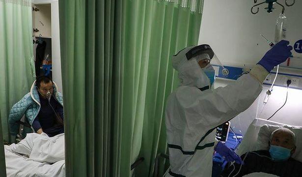 İran'da koronavirüs endişesi, halk eldiven ve maskeyle geziyor