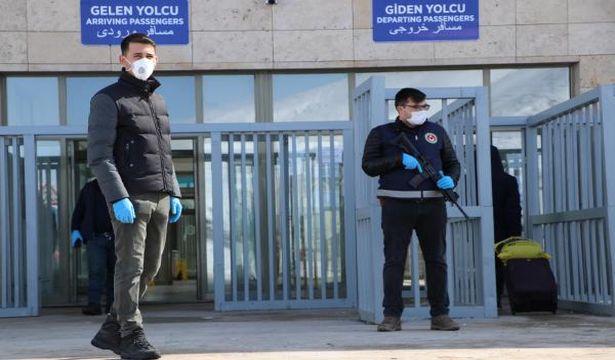 Sınırda koronavirüs önlemleri devam ediyor: Van Kapıköy sınır kapısında personel maske ve eldiven takmaya başladı