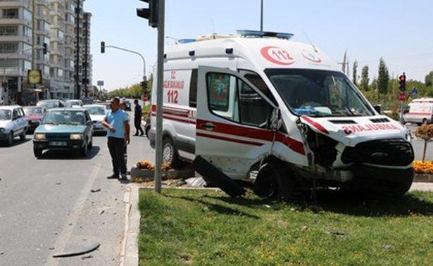 Bir ambulans kazası daha! Otomobille ambulans çarpıştı...4 Yaralı 