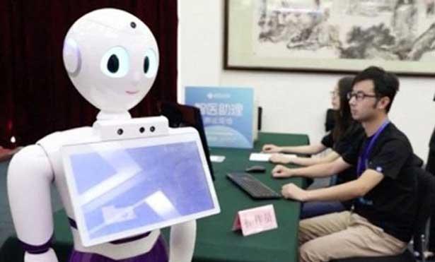 Tıp sınavını geçti, ilk robot doktorun tayini yapıldı!