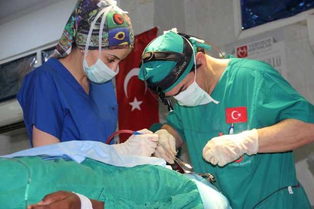 Türk doktorları Sudan'da 100 ameliyat yaptı