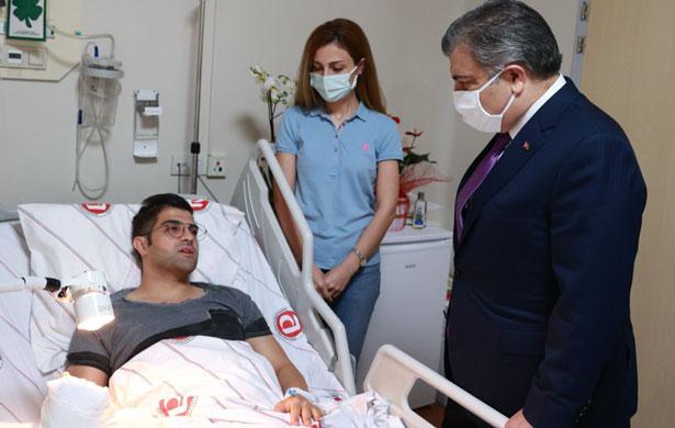 Sağlık Bakanı bıçaklı saldırıya uğrayan doktoru ziyaret etti