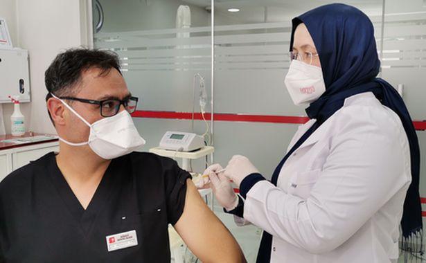Diş hekimi eşine ameliyattayken aşı yapan Saliha hemşire: Gurur duydum