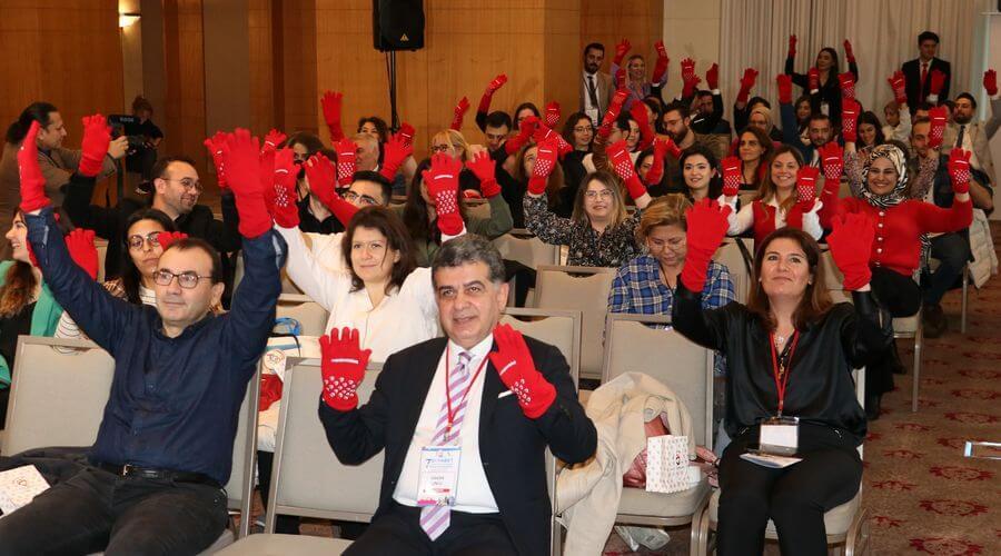 Diyabet kongresine katılan doktorlardan kırmızı çorapla farkındalık hareketi