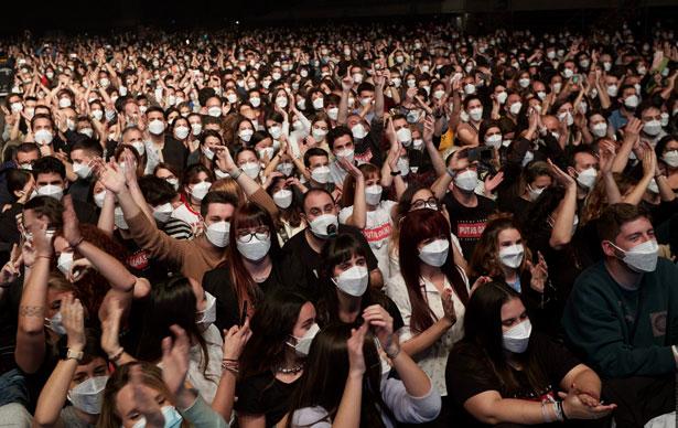 İspanya’da maskeli ama sosyal mesafesiz konsere katılanlarda enfeksiyon belirtisi görülmedi
