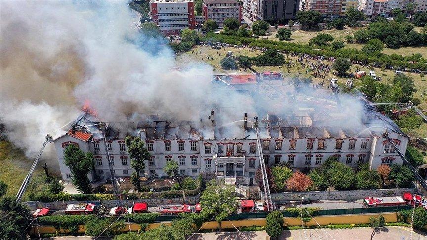 Zeytinburnu Balıklı Rum Hastanesi'nde büyük yangın! Hastalar tahliye edildi