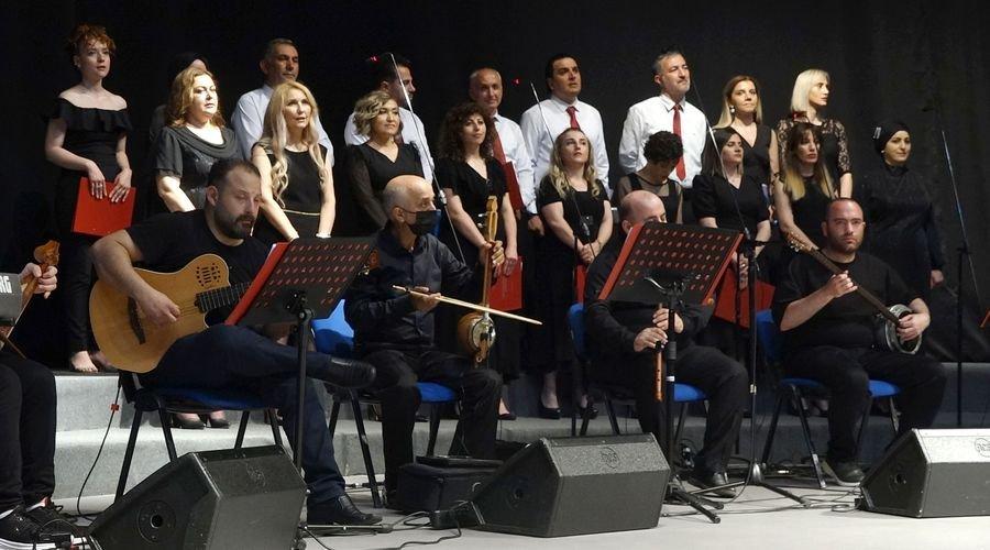 Trabzon'da sağlık çalışanlarından oluşan orkestra ve koro sahne aldı