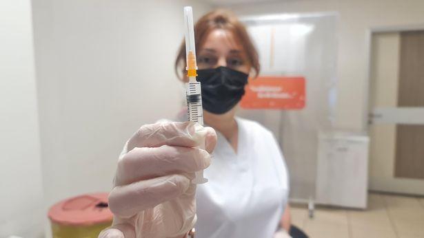 Bakan Koca'nın fotoğrafını paylaştığı Serpil hemşire herkesi aşı olmaya çağırdı