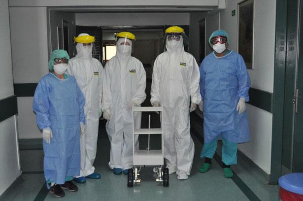 Pandemi servisindeki hastalara robotlar hizmet edecek