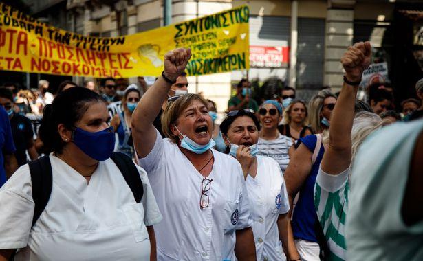Yunanistan'da sağlık çalışanları aşı olmayanları görevden uzaklaştırma kararını protesto etti