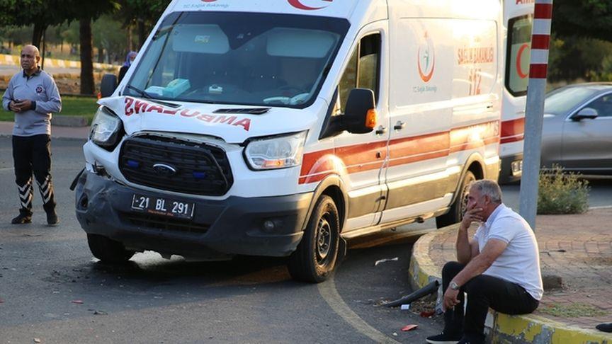 Diyarbakır'da ambulans kazası: 1 sağlık personeli yaralandı