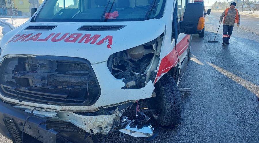 Çorum'da ambulansla otomobil çarpıştı: 6 yaralı