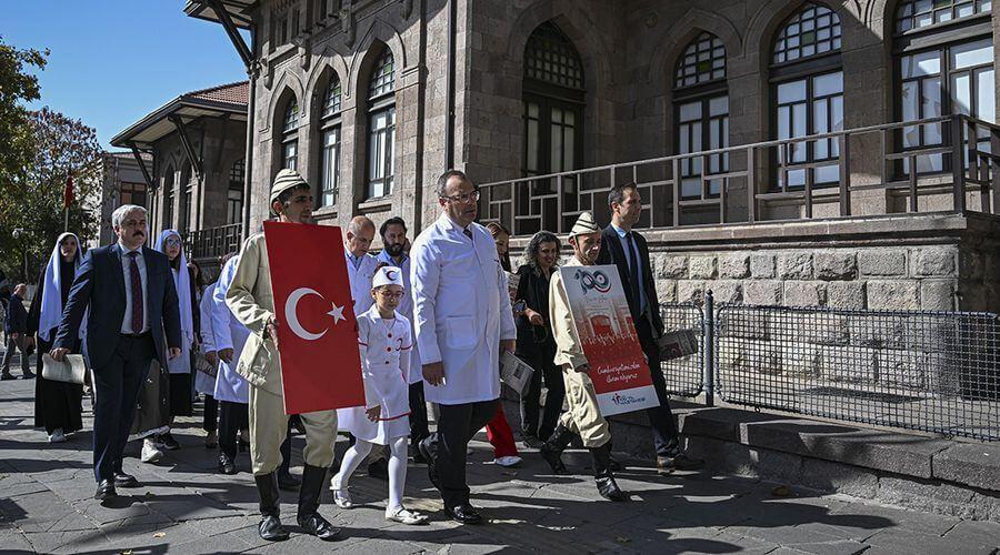 Cumhuriyet dönemi kıyafetleri giyen sağlık çalışanları, Ankara'da yürüyüş düzenledi