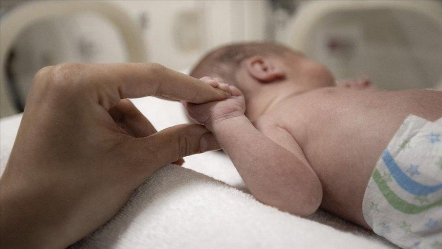 Şefkatle bakılan prematüre bebeklerin kuvözden anne kucağına yolculuğu