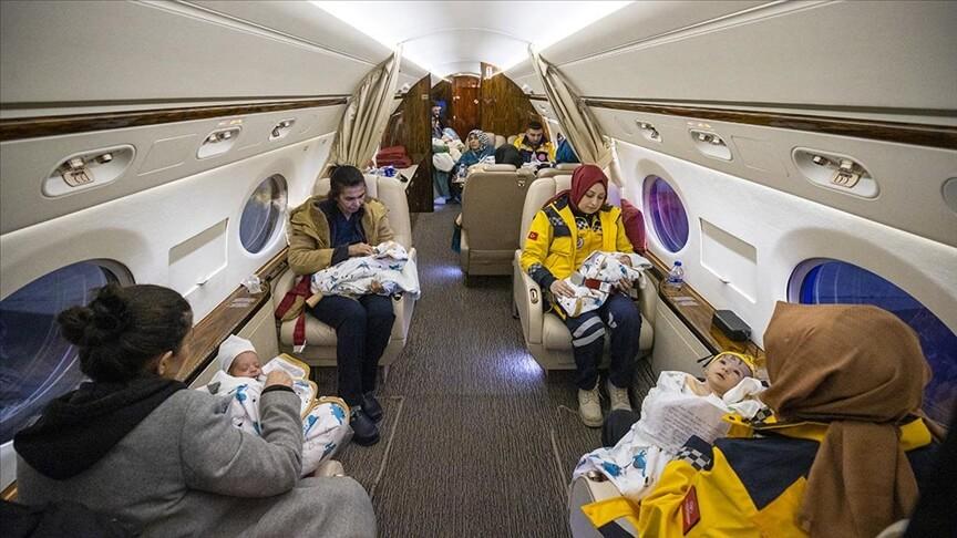 Depremzede 16 bebek Cumhurbaşkanlığına ait uçak ile Ankara'ya getirildi
