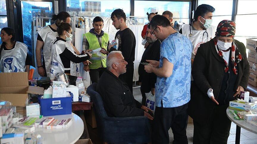 Depremi yaşayan hekimler, Hatay'da vatandaşların yardımına koştu