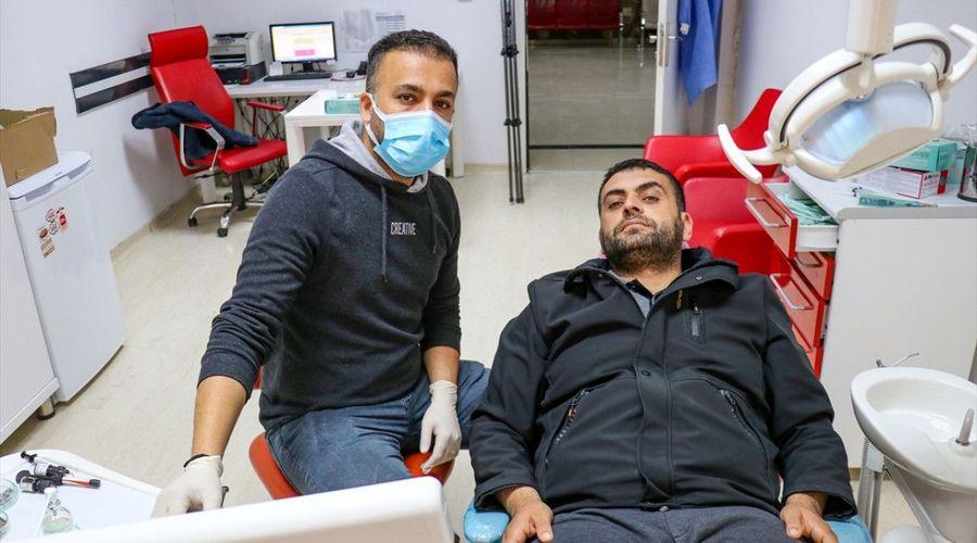 Adıyaman'da depremzede diş hekimleri diğer afetzedeleri tedavi ediyor