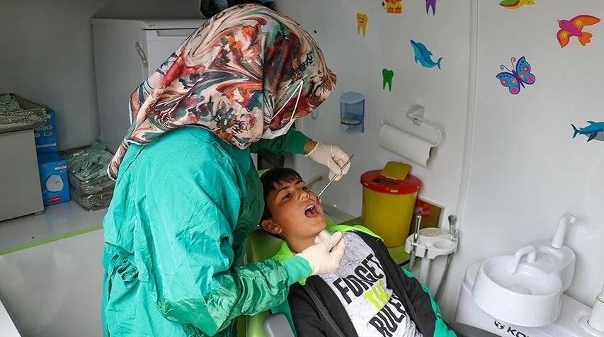 Malatya'da diş hekimleri, depremzedeleri mobil araçlarda tedavi ediyor